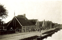 De oude boerderij aan de Grote Sloot 198 waar Dekker in 1903 een winkel in grutterswaren runde.