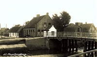 In 1930 werd het oude polderhuis van Zijpe in Sint Maartensbrug bij het bedrijf Dekker opgenomen.
