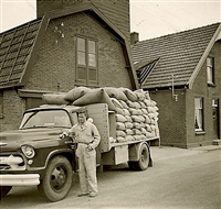 1956 Chevrolet 50 kg zakken voor de maalderij met Jan Dekker