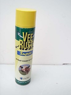 Dekker heeft nog Veerust Super Spray op voorraad. Wordt u ook gek van de vliegen of bloedluis? 