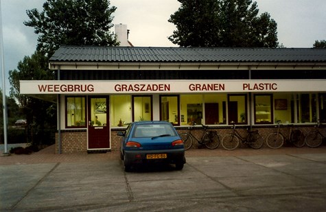 Foto van het kantoor en de winkel van Dekker Granen en Kunstmest BV in Sint Maartensbrug
