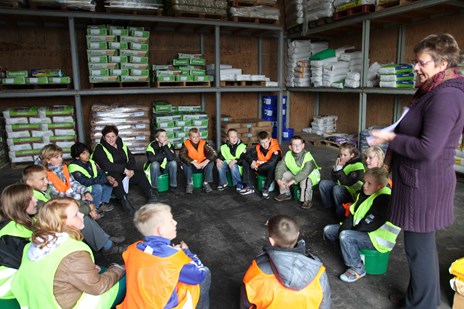 Kinderen Sint Joseph Burgerbrug krijgen rondleiding bij Dekker