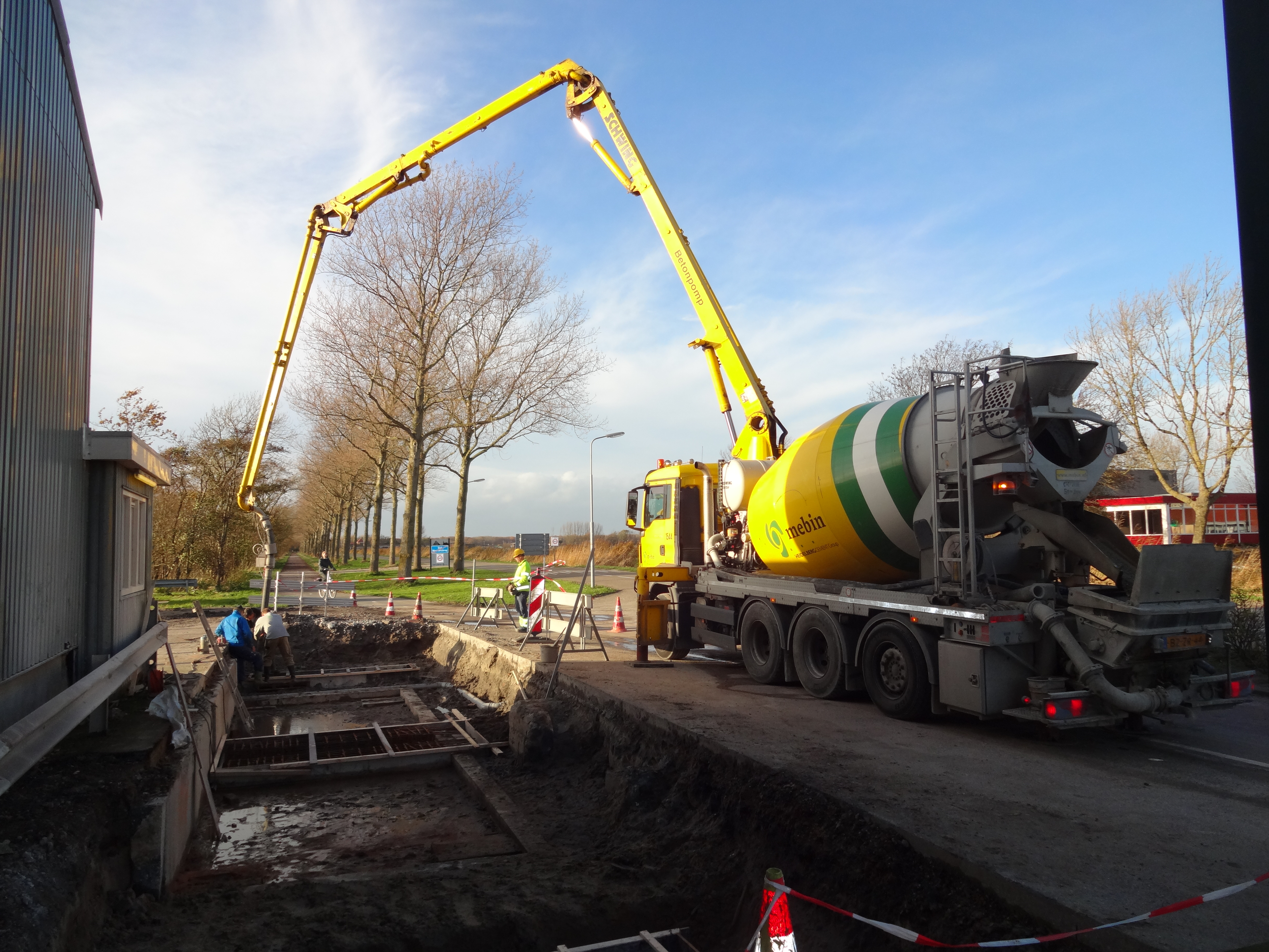 Nieuwe weegbrug in  aanleg bij Dekker 