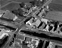 Een luchtfoto van Sint Maartensbrug met het bedrijf Dekker in 1973