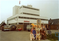 Foto van de witte fabriek van Dekker met het personeel in 1978