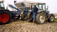 De agrariër neemt de kunstmestwagen mee naar het land. De klant kan kiezen uit een wagen met vijzel of met een schuif. Dekker levert deze service door het uitlenen van deze bulkwagens!