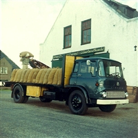 1958 Bedford met 80 kg zakken erop voor het polderhuis