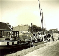 1957 Schip in de grote sloot met losinstallatie