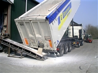De meststoffen worden aangevoerd per schip of per vrachtwagen. Hier staat een transportbedrijf meststoffen te lossen.
