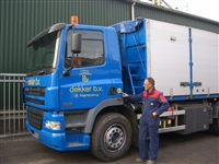 Chauffeur Hessel Bakker is trots dat de Daf 85 voorzien is van een roetfilter. Dekker Granen en Meststoffen denkt ook aan het milieu.